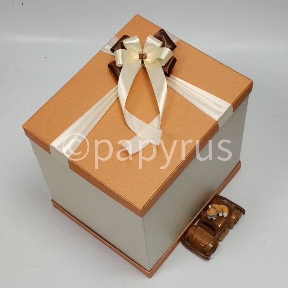 

PAPYRUS Sandwich 25x30 Tinggi 30cm Kotak Kado Gift Box V3
