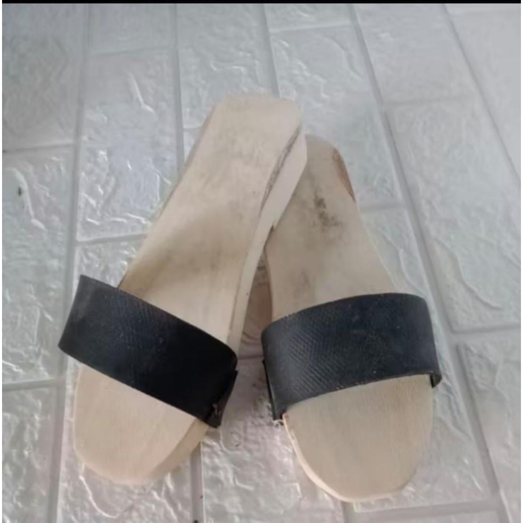 SANDAL BAKIAK TEROMPAH KAYU TRADISIONAL