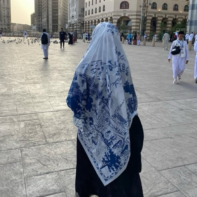 Signature Scarf 140x140 cm