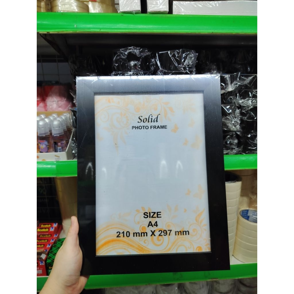 Bingkai Foto A4 Kayu Hitam