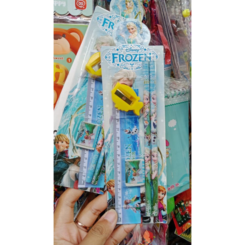 

Alat Tulis Pensil/Rautan/Penggaris/Penghapus Set motif Frozen
