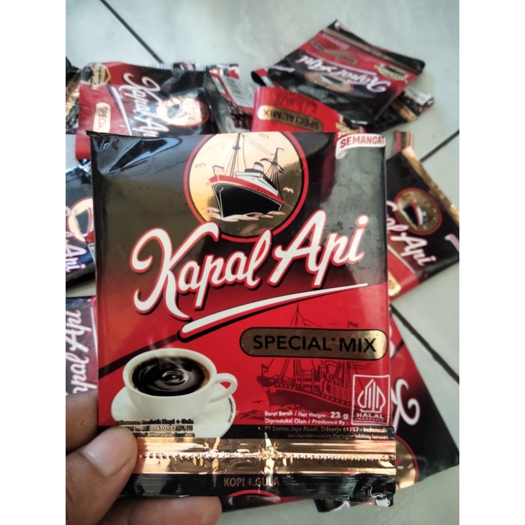 

Bungkus bekas kopi kapal Api hitam