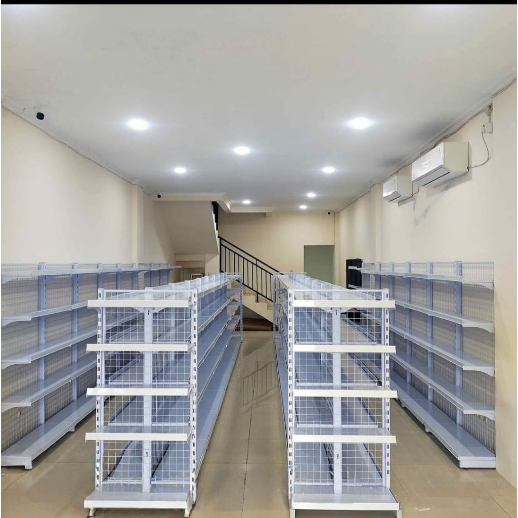 rak toko minimarket atau swalayan