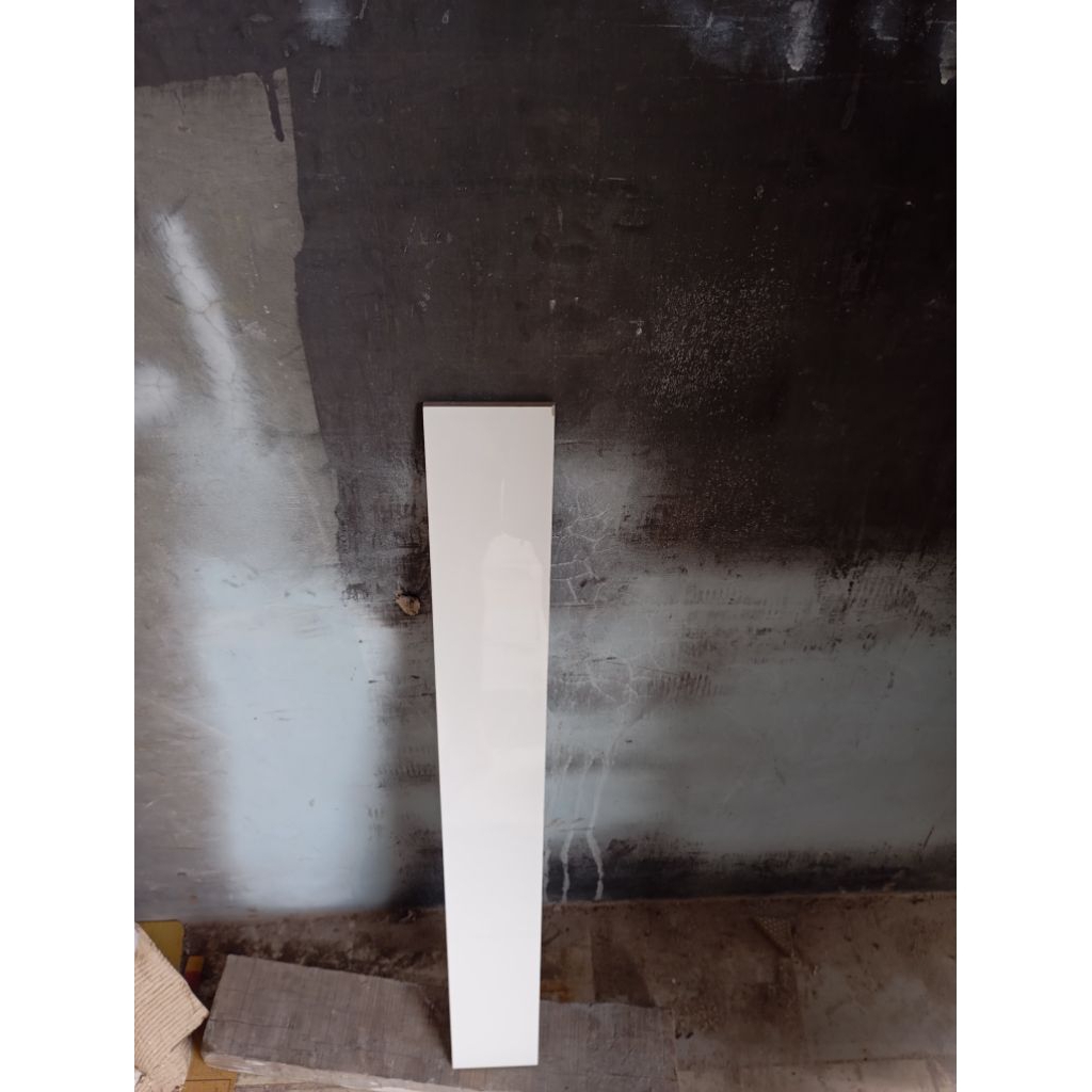 granit list plint putih polos 10x60