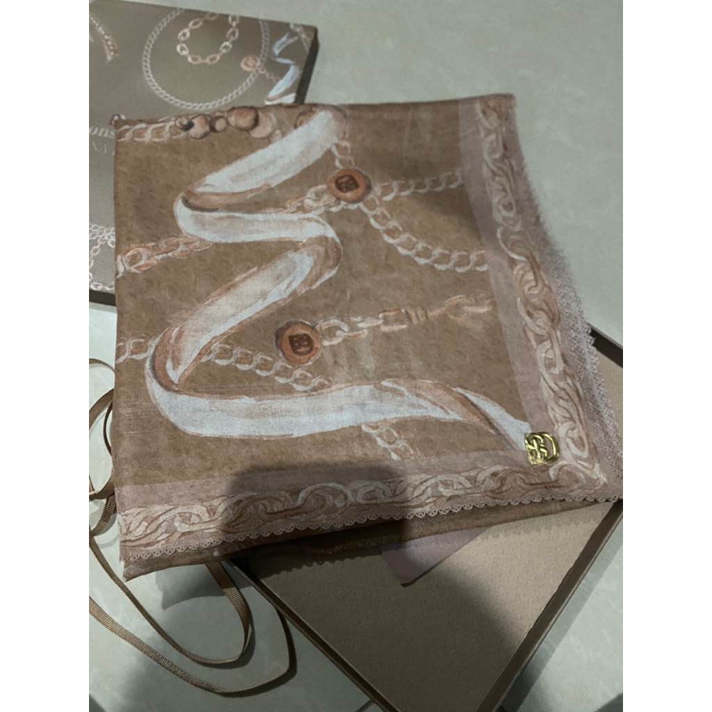 Buttonscarves Chain 1 series