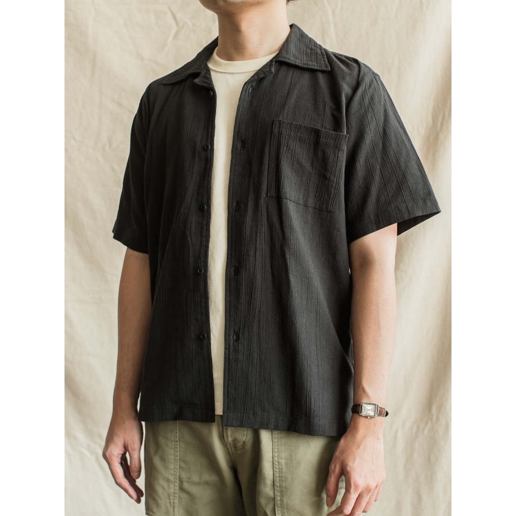 QUTN Kemeja Oversize Pria Lengan Pendek Weekend Shirt OS - Black Crinkle Linen