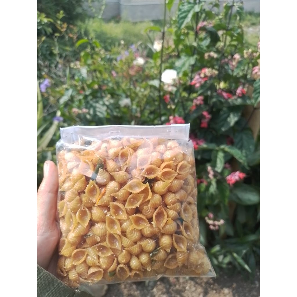 

seblak kering makroni kerang 250 gr original dengan daun jeruk