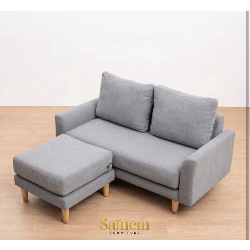 Sofa 2 Dudukan Minimalis + Ottoman – Kain Abu Lembut & Kaki Kayu Natural