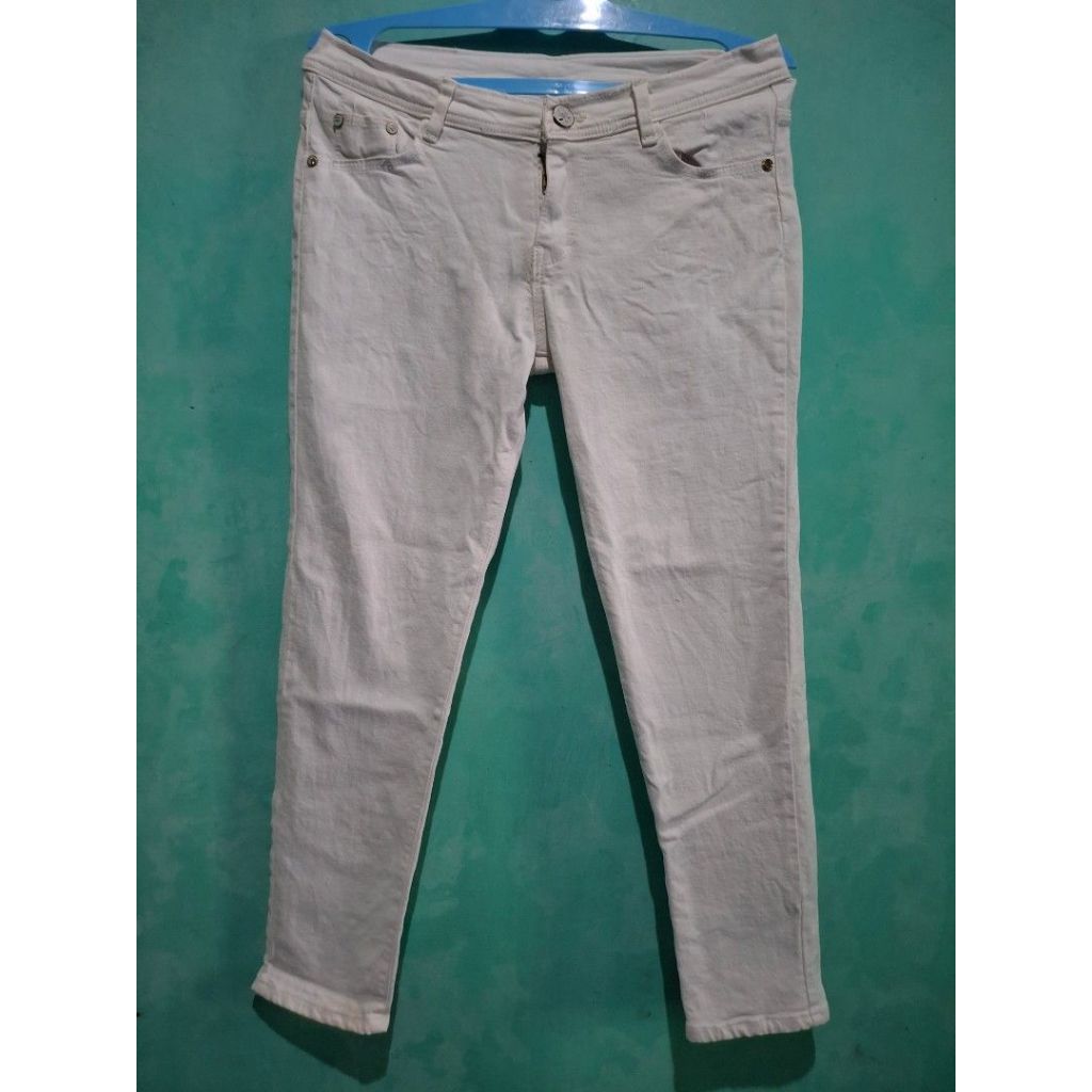 Preloved Celana Jeans Putih Wanita