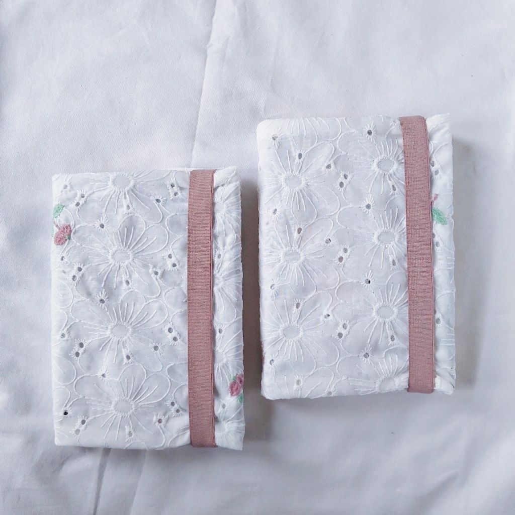 

Book Cover | Sampul Buku Kain | Book Jacket - Motif Bunga Bordir Putih Ungu