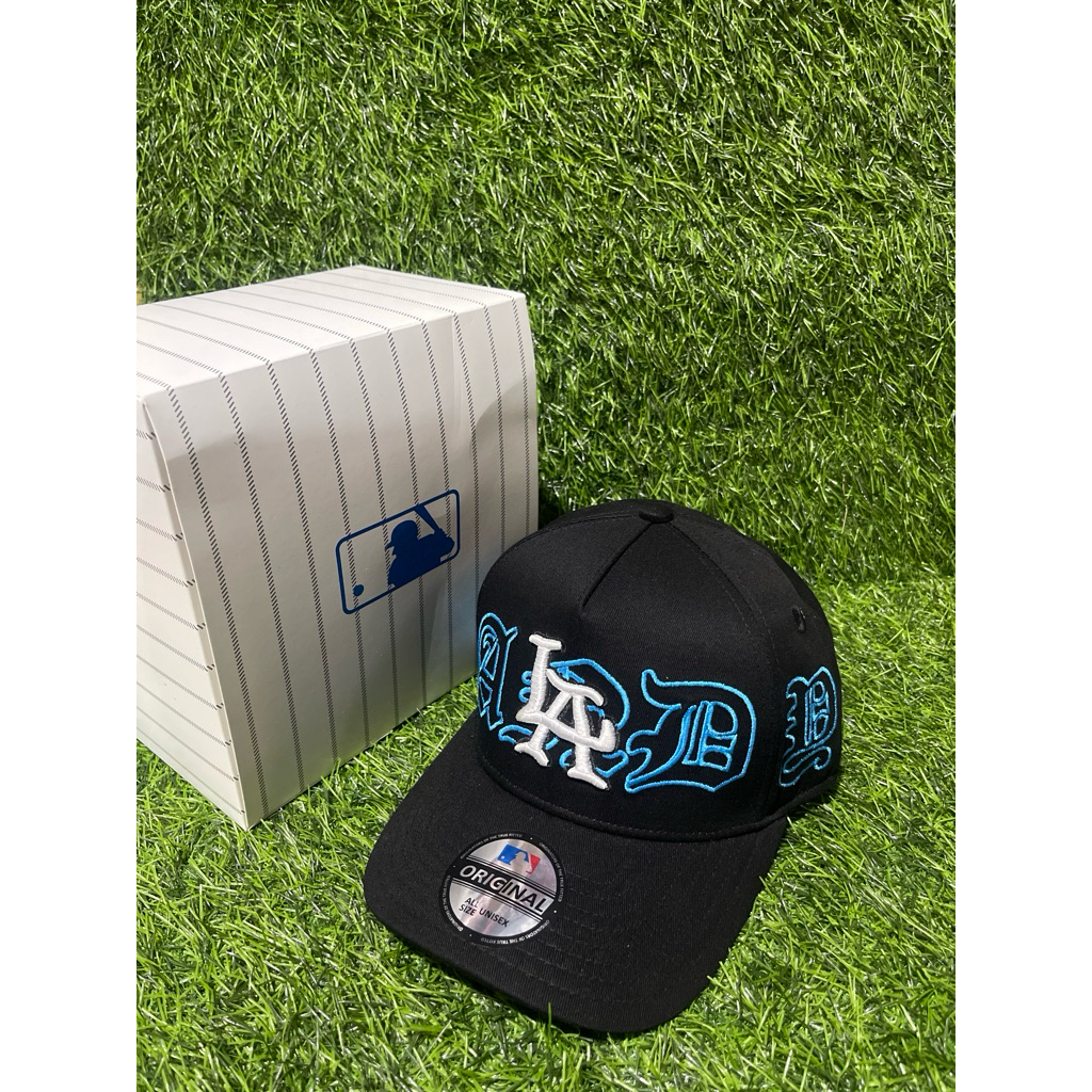 Logo LA Putih Tulisan List Biru Toska Bahan Hitam Topi Premium IDE CLOTHES