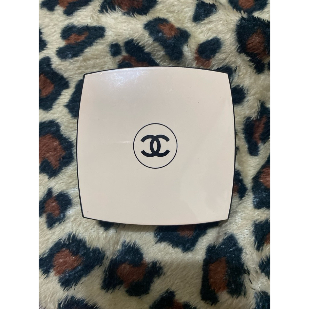 Chanel Les Beiges Healthy Sheer Powder Bedak Padat Shade B10