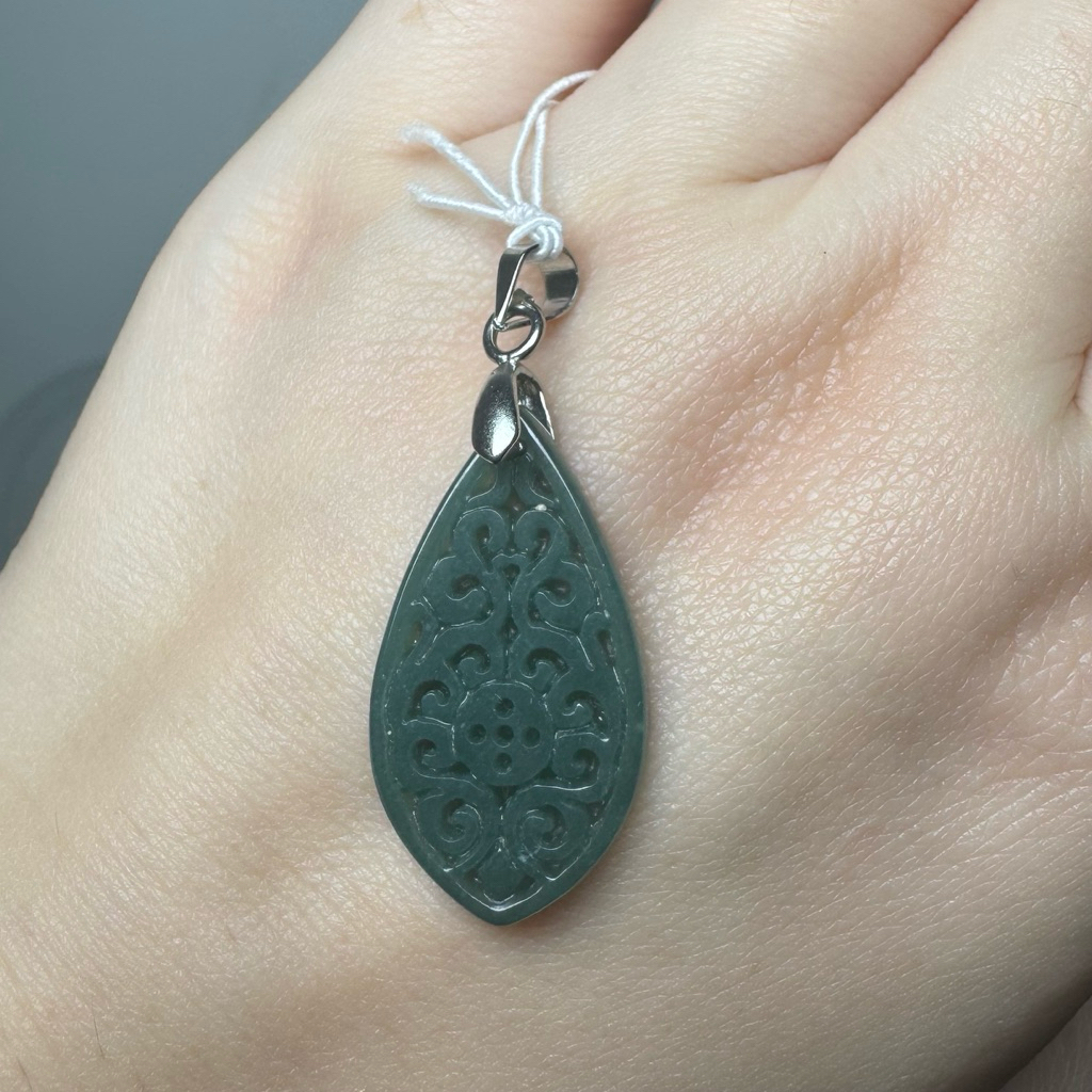 liontin giok jade jadeite tear drop tetes air carving ruyi koin bunga keberuntungan kerejekian