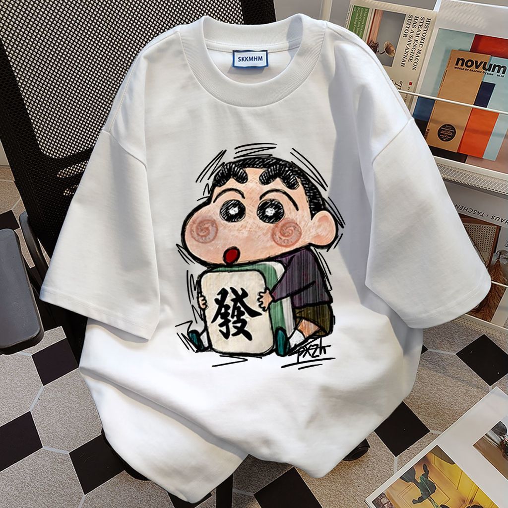 Kaos Couple Motif Crayon Shinchan Pembawa Rezeki - Bahan Katun Nyaman, Free Ongkir COD
