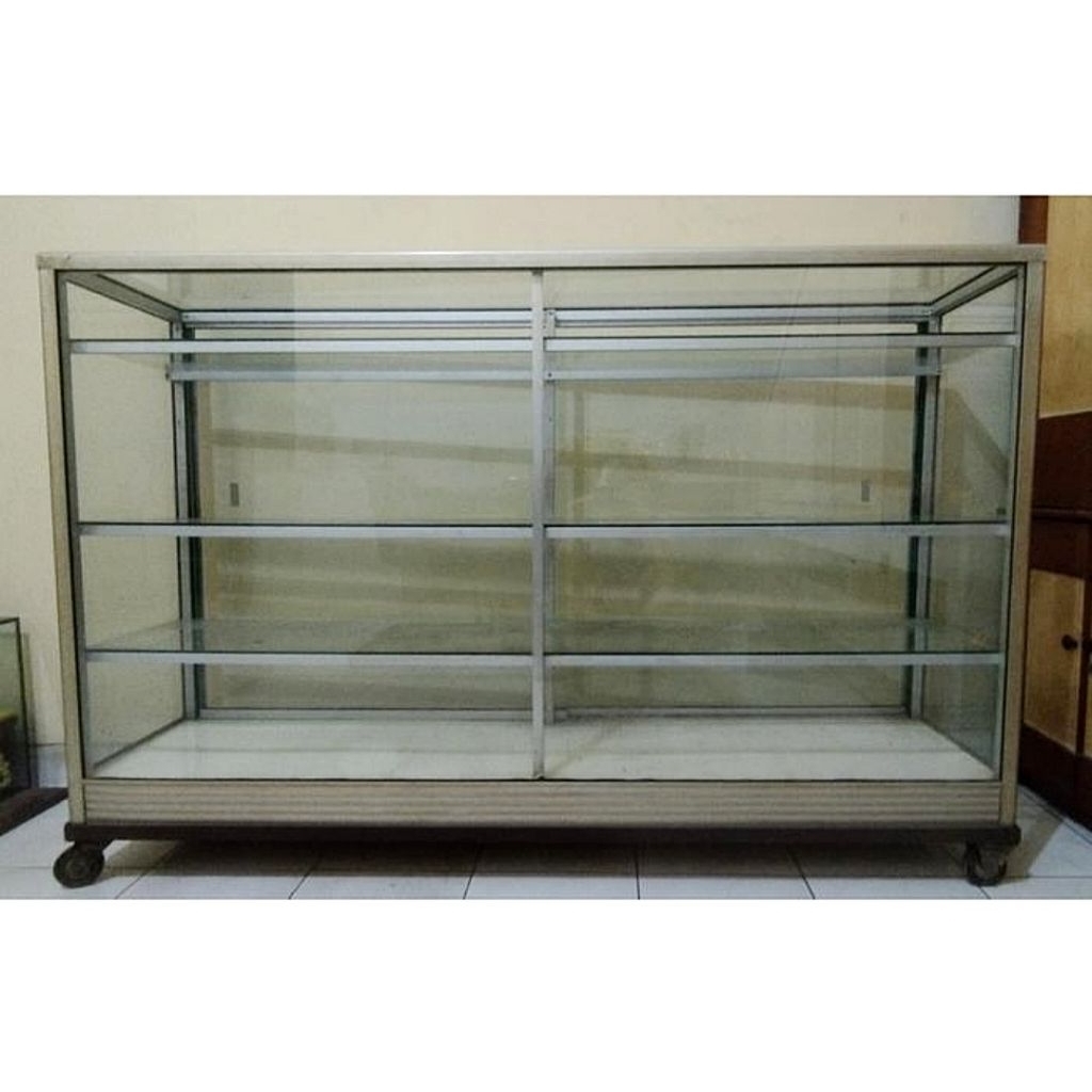 Etalase Kaca Dengan Roda Ukuran 165 x 38 x 109 cm (BARANG SECOND)