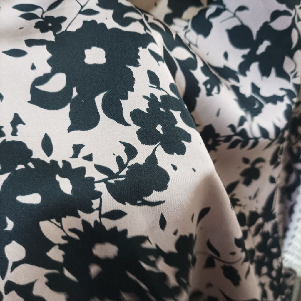 Kain Satin Silk Motif Bunga Hitam Putih Abu – Elegan & Mewah - Kain Satin Meteran, (Harga Kain Per½ 