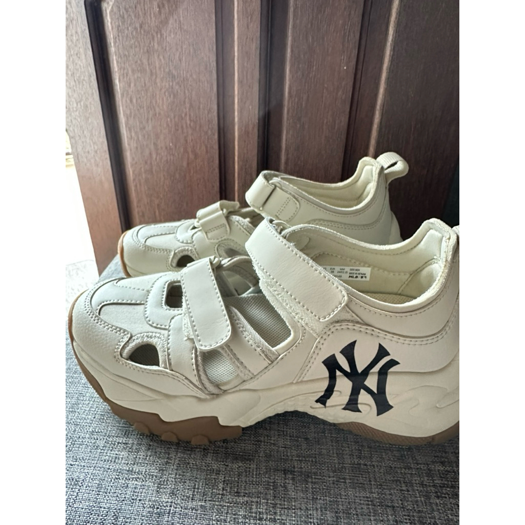 chunky shoes MLB