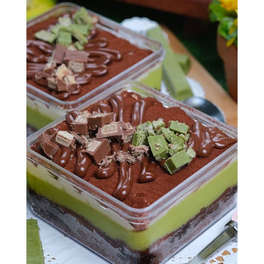 

Brownies coklat fudgy dalam cup , dipadukan dengan topping matcha lumer.