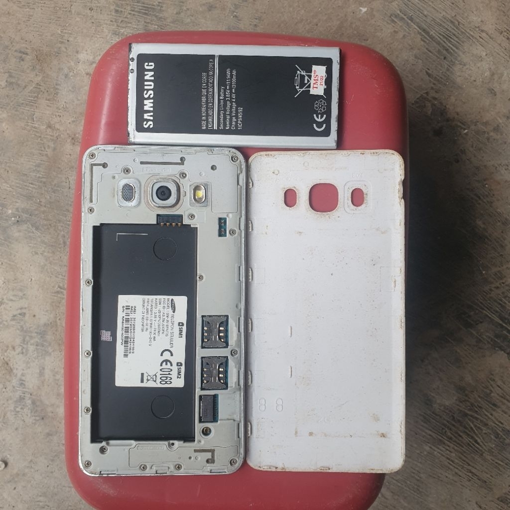samsung j5 2016 minus lcd mati,batrekembung dan sesuai poto