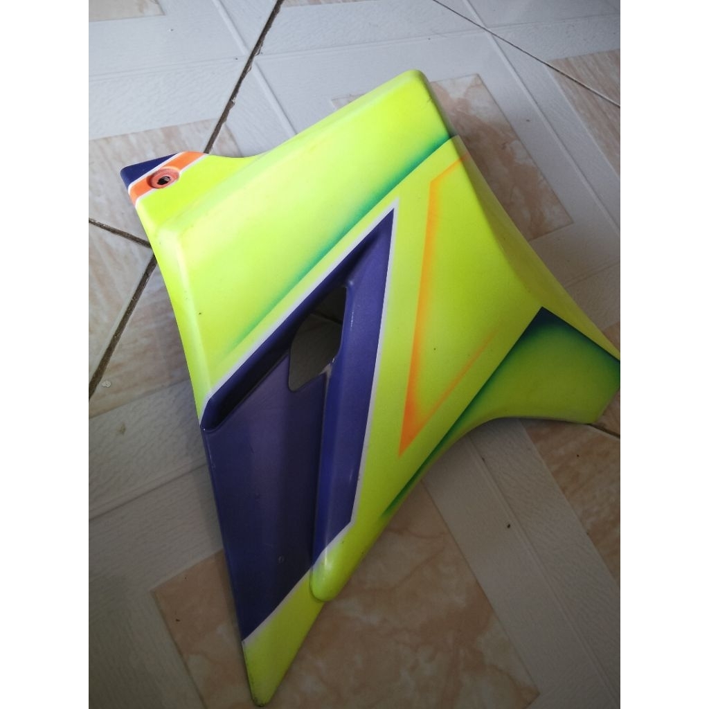sayap Kupingan tengki Kawasaki ninja R/SS bagian (R) kanan ORI copotan