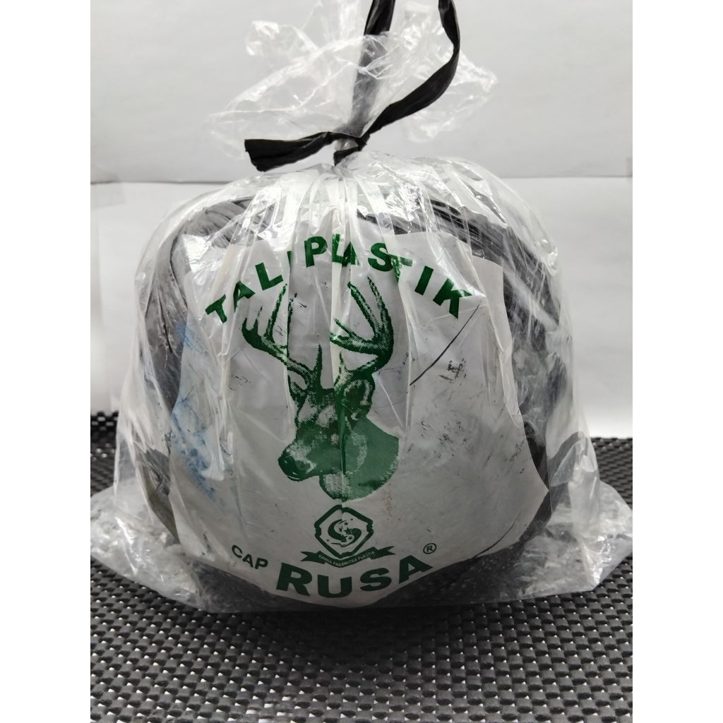 

TALI PLASTIK/TALI RAFIA HITAM CAP RUSA HIJAU(HRG 1BKS)