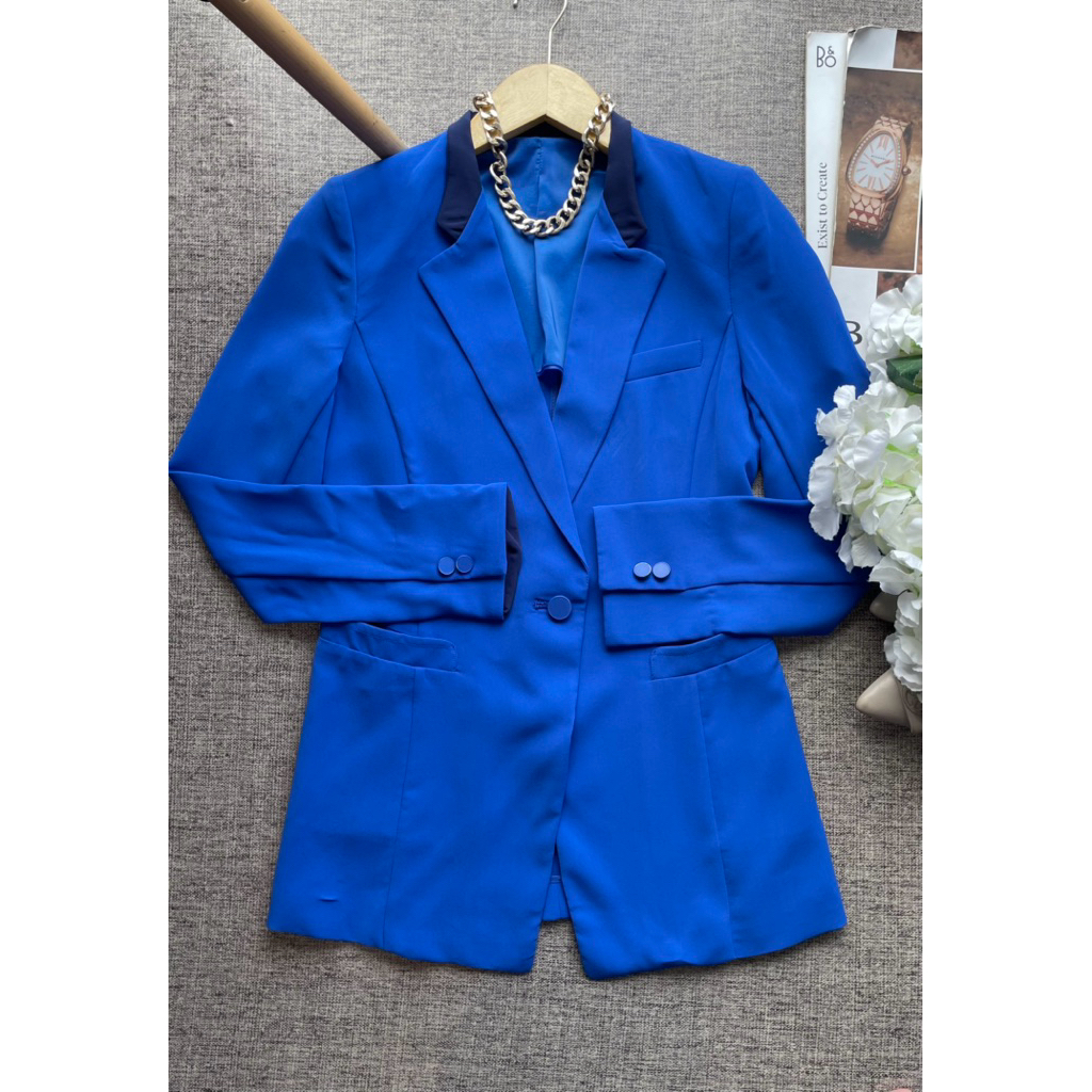 Blazer wanita biru elektrik