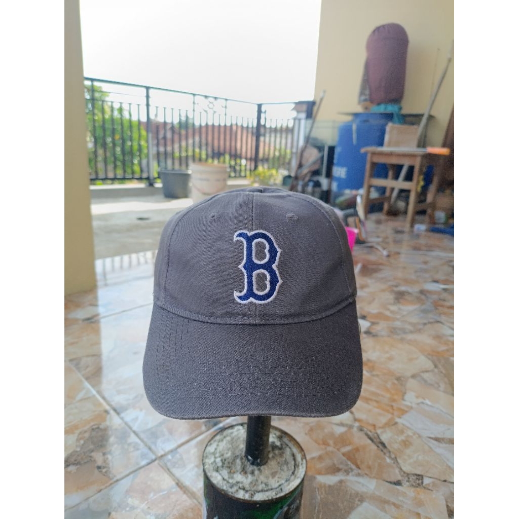 topi logo B