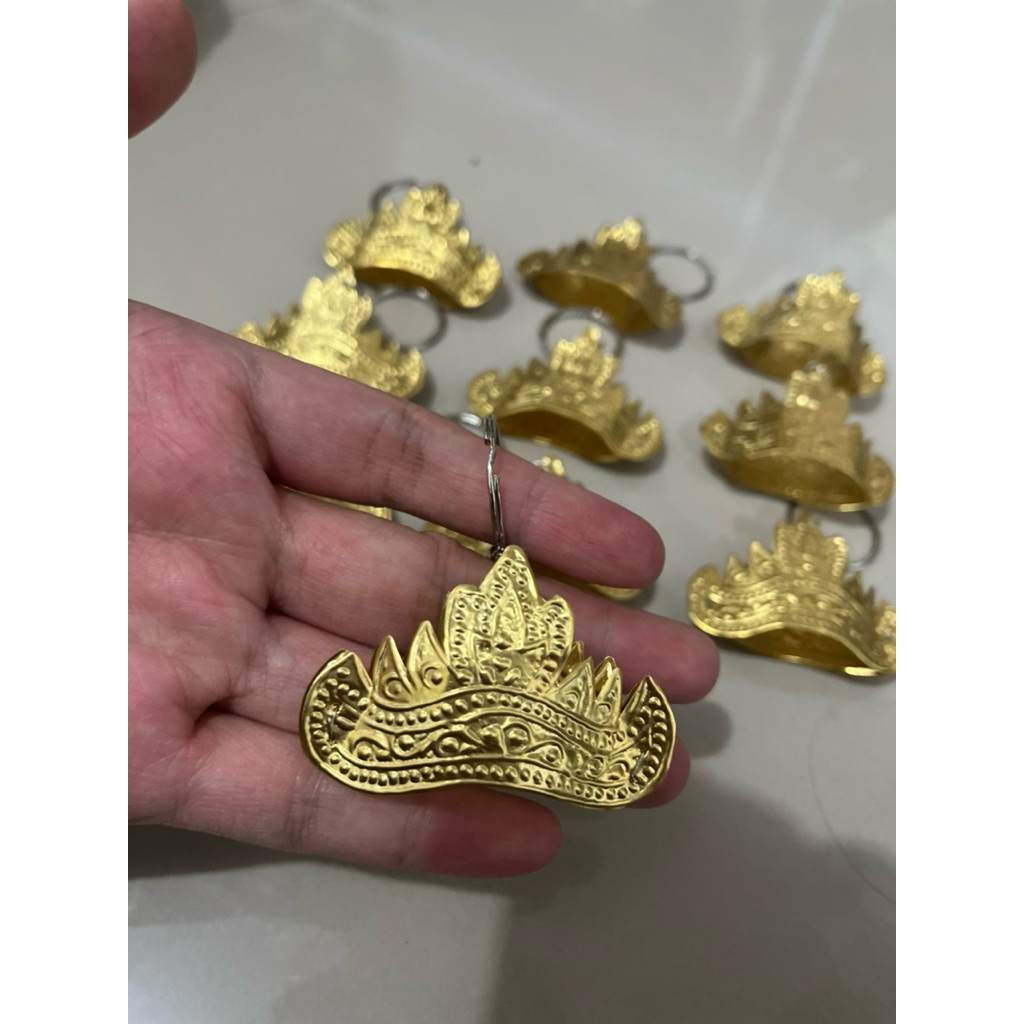 souvenir aksesoris oleh oleh cinderamata gantungan kunci siger lampung pepadun