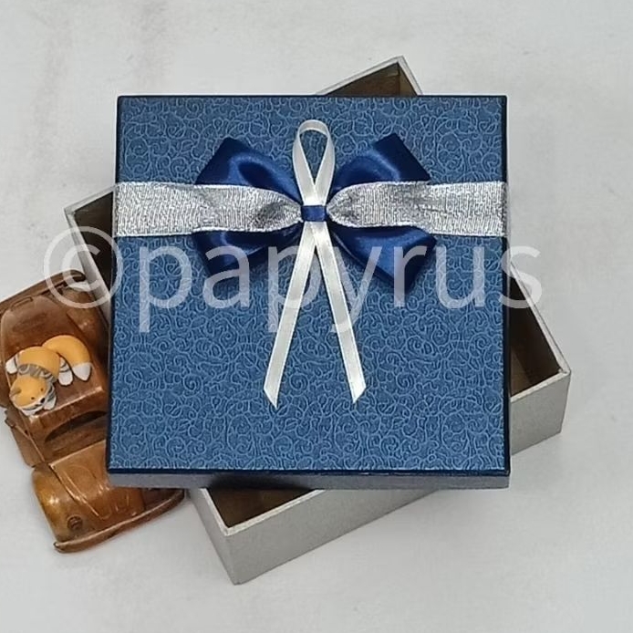 

PAPYRUS Kombinasi 17,5x17,5 Tinggi 5cm Kotak Kado Gift Box V2