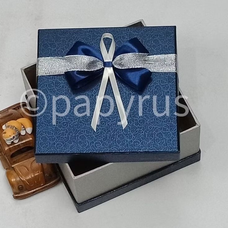 

PAPYRUS Sandwich 17,5x17,5 Tinggi 8cm Kotak Kado Gift Box V2