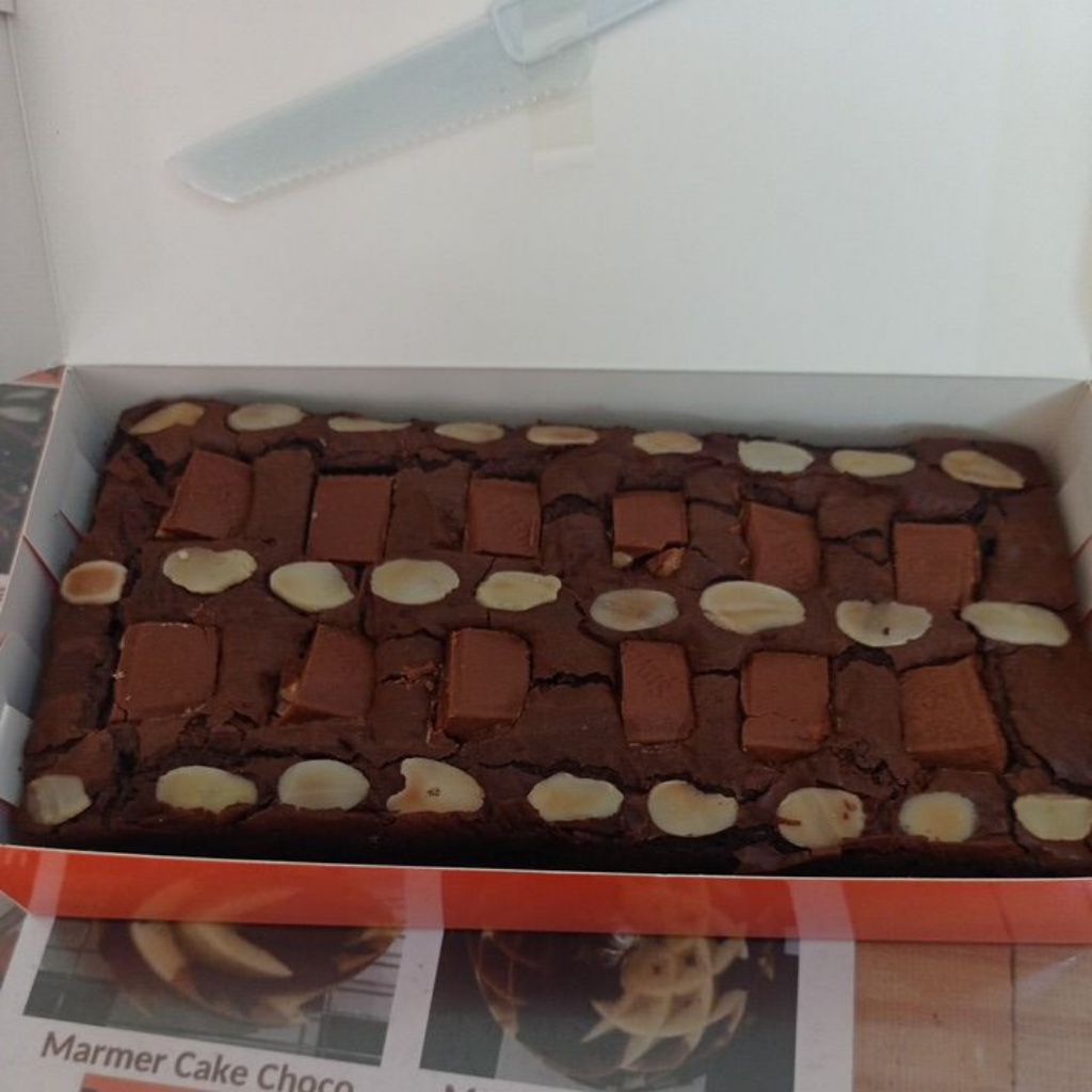 

Niken Brownies Panggang Almond SilverQueen