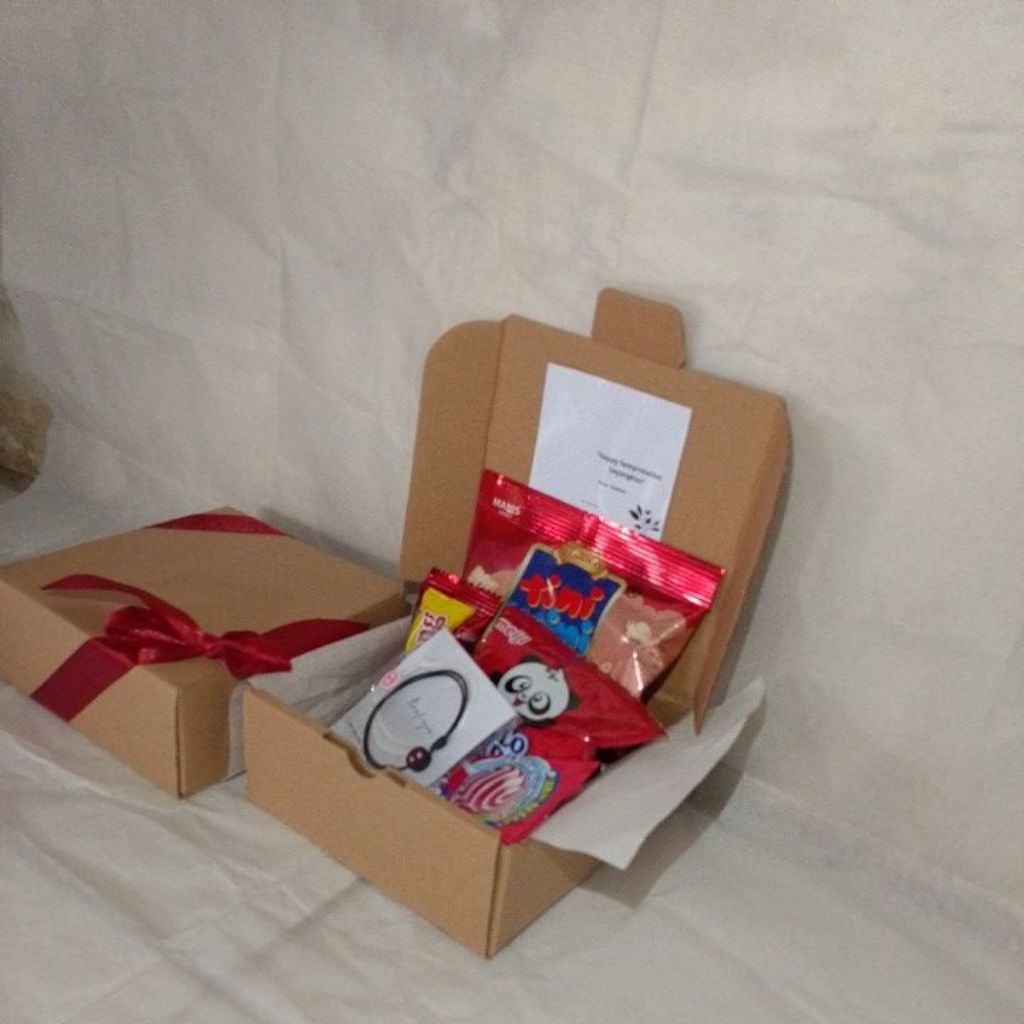 

Yopu Give's- Snack box, box dengan isi makanan kekinian dengan gelang couple