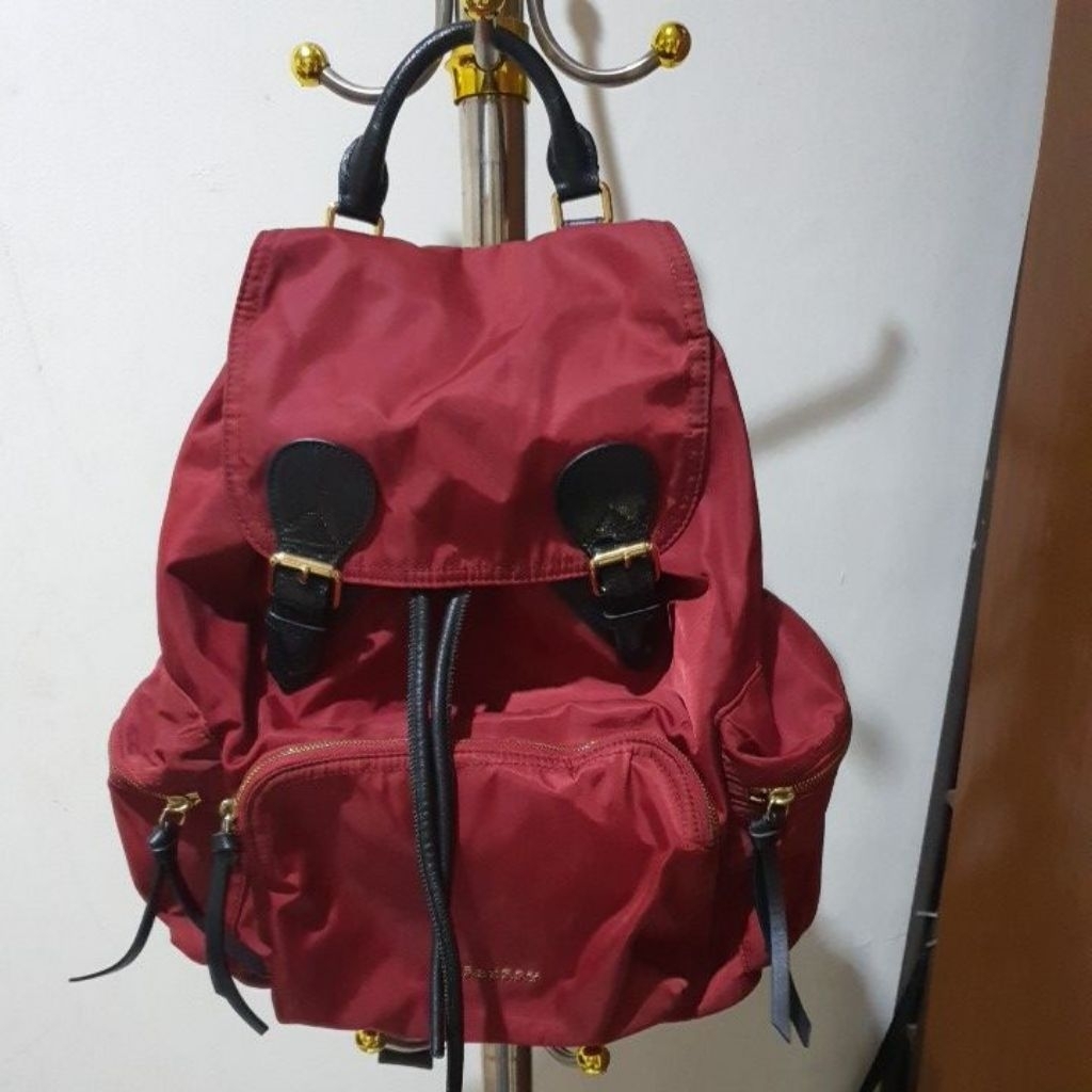 tas ransel serut burberry ukuran besar warna marun
