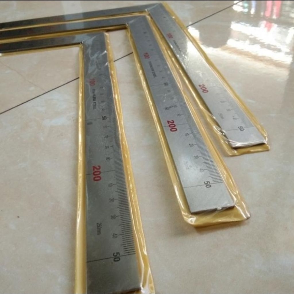 

PENGGARIS SIKU STAINLES STEEL 250 MM X 500 MM penggaris siku pasekon