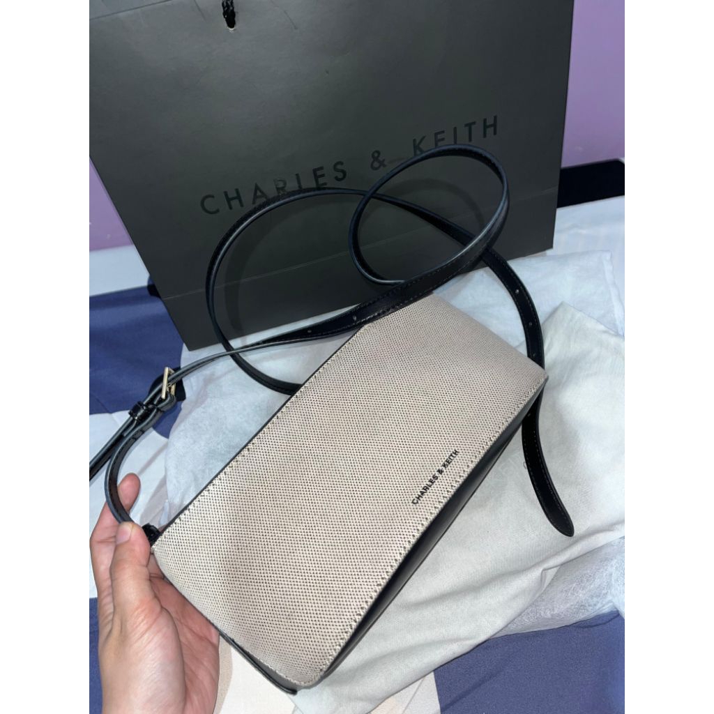 Preloved Tas Charles and Keith