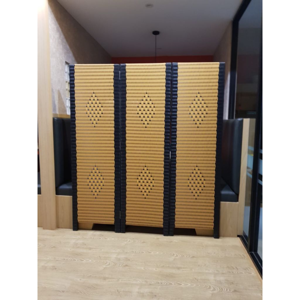 Sketsel Partisi pembatas penyekat ruangan lipat portable rotan sintetis