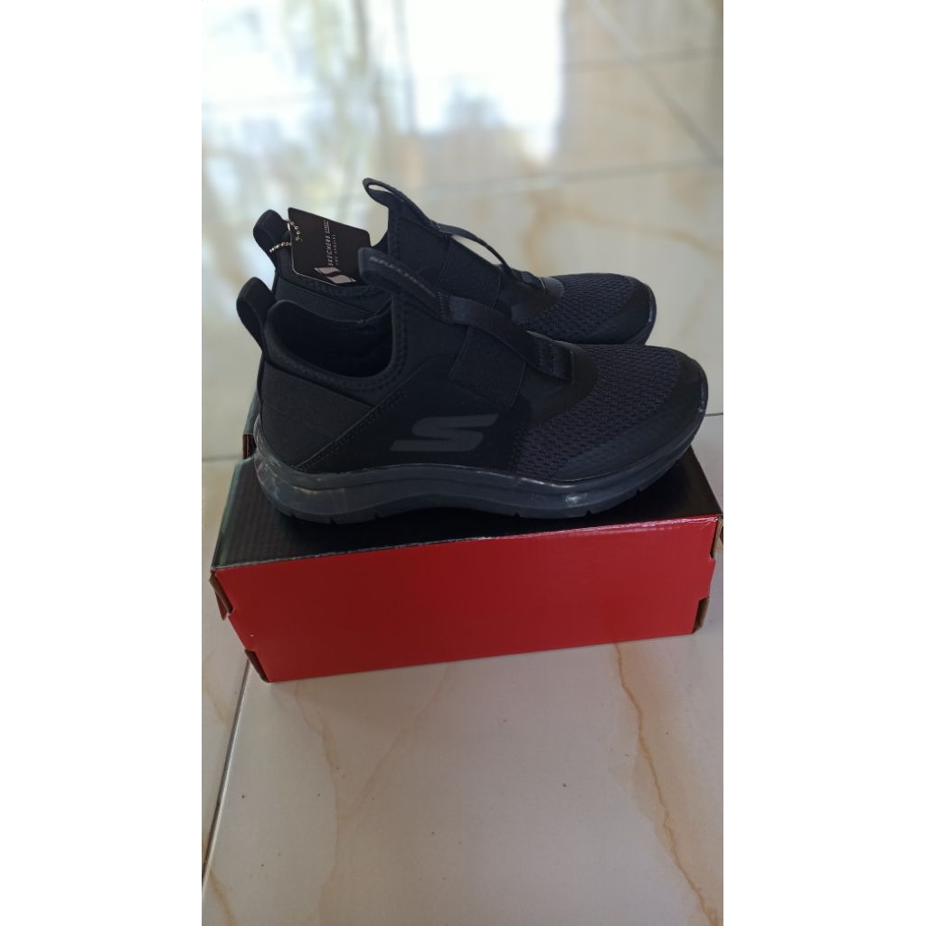 sepatu Skechers full black ukuran 35