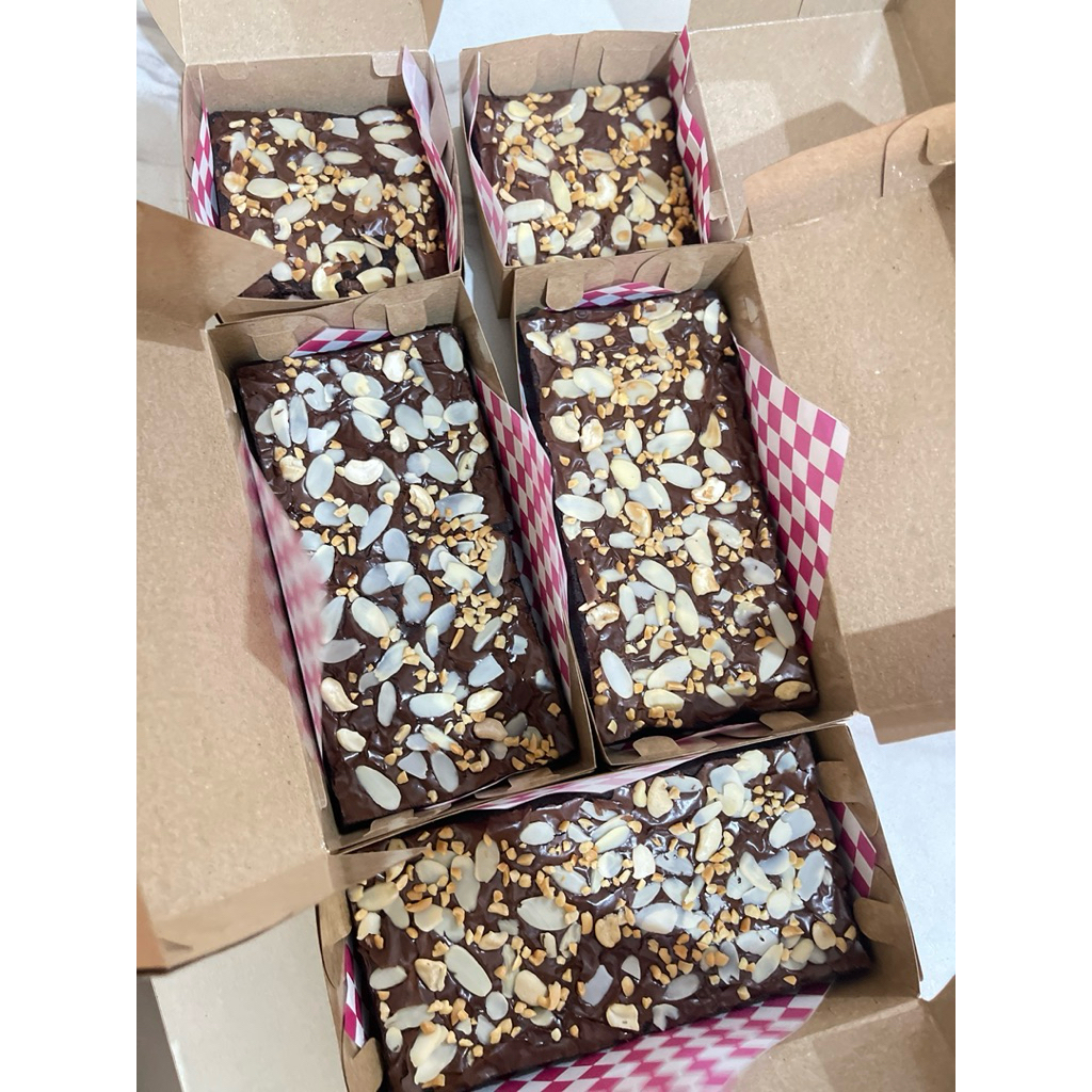 

BROWNIES TOPPING MELIMPAH