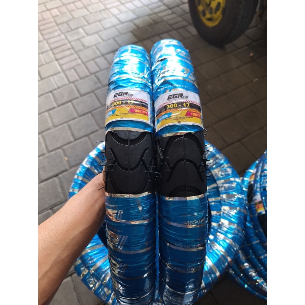 Ban motor ring 17, ukuran 300 - 17. non tubles.