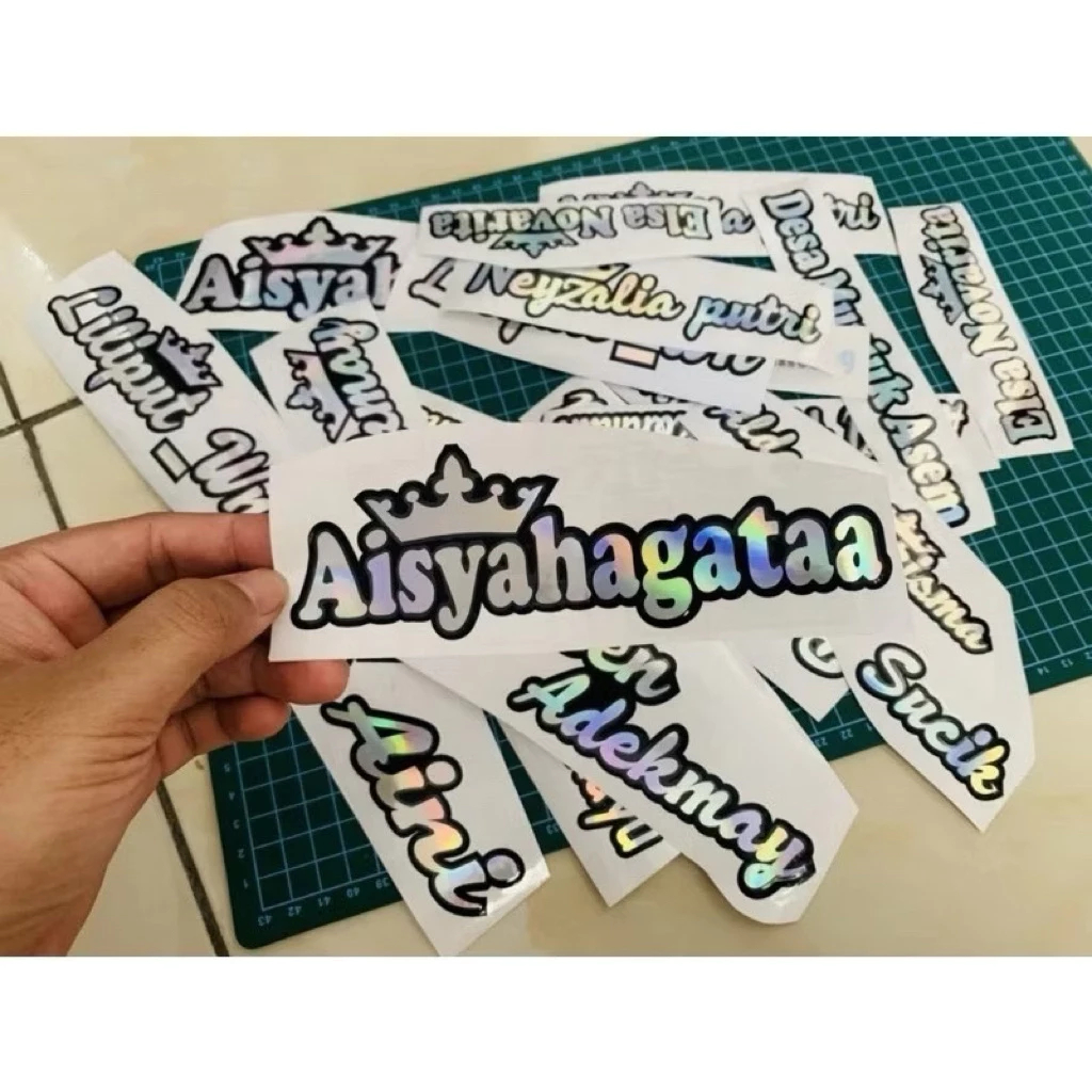 

【COD】【TERMURAH】Stiker Custom Nama Tulisan Cutting Hologram Mahkota Request Nama Bebas Timbul Anti Air Tanpa Minimal