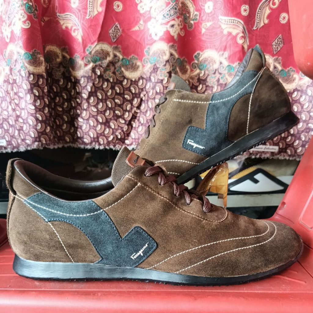 sepatu salvator Ferragamo size 43
