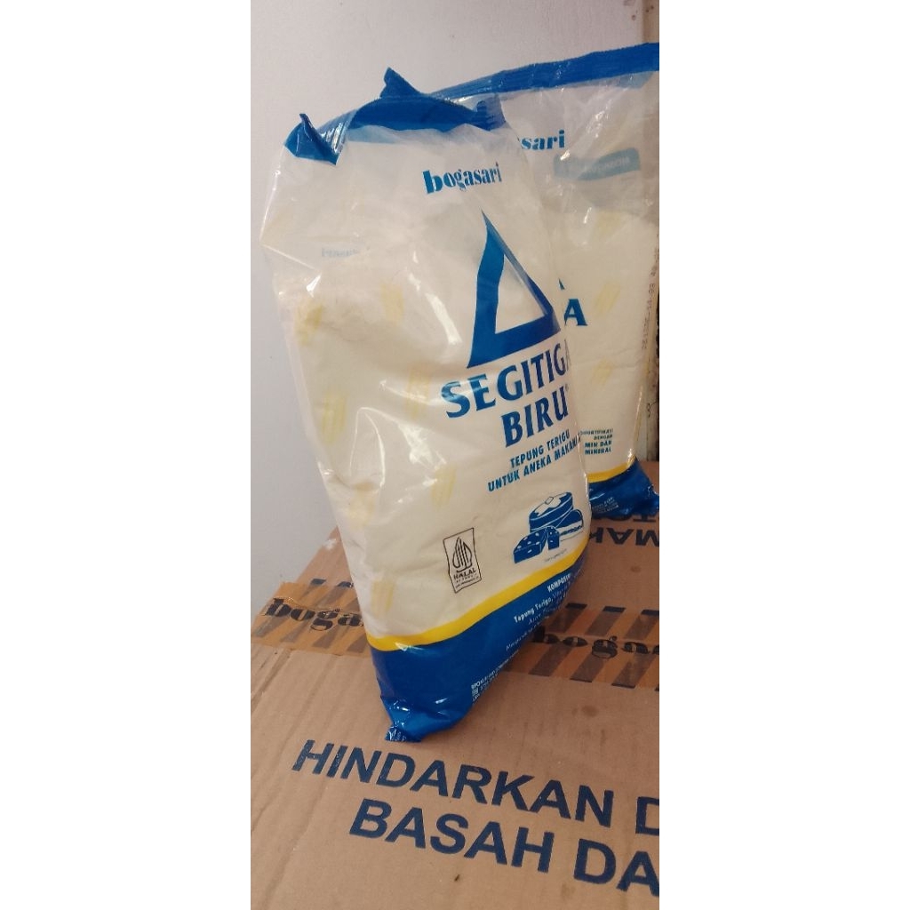 

TEPUNG TERIGU SEGITIGA BIRU PREMIUM 1KG (protein sedang)