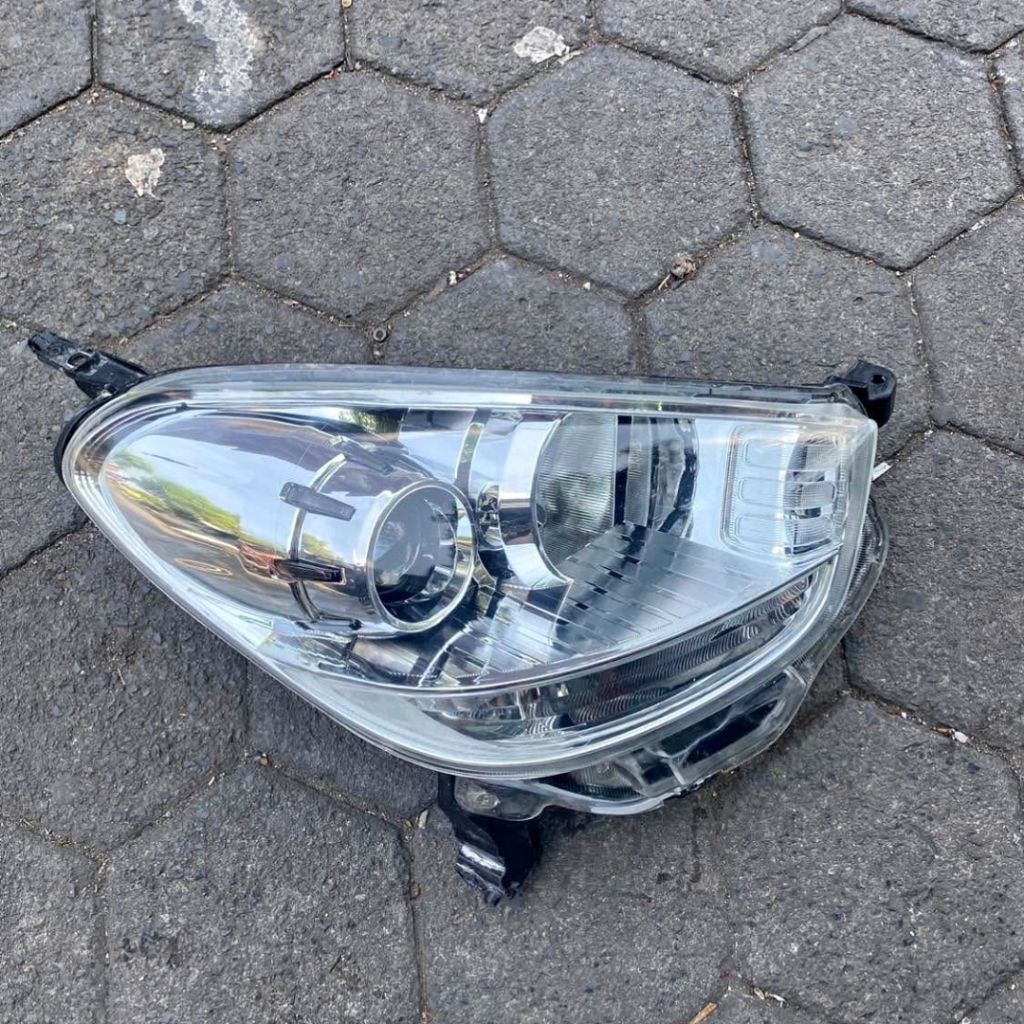 Headlamp Daihatsu Sirion / lampu depan daihatsu sirion 2011 2012 2013 2014 ori copotan