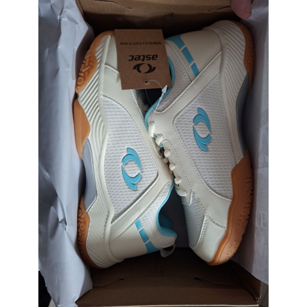 Sepatu Badminton Astec Koi Beige Sepatu Bulutangkis Astec Koi