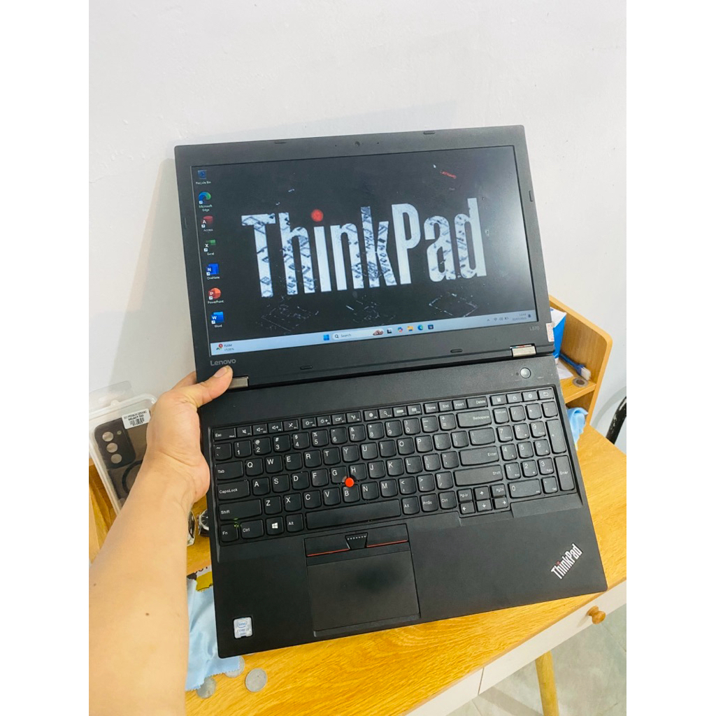 Lenovo ThinkPad L570. core i3 gen 6. ram 8/256gb ssd. normal