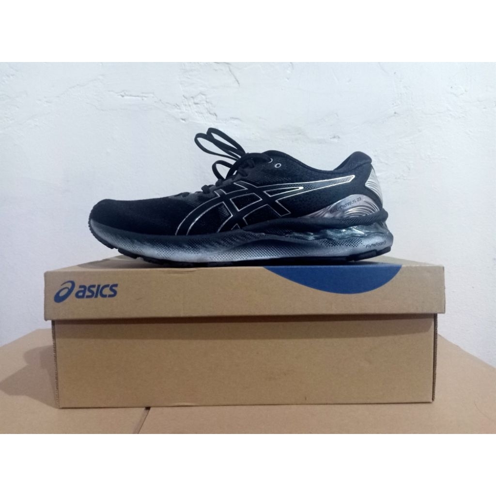SEPATU LARI PRIA ASICS GEL NIMBUS 23 PLATINUM BLACK/PURE SILVER ORIGINAL