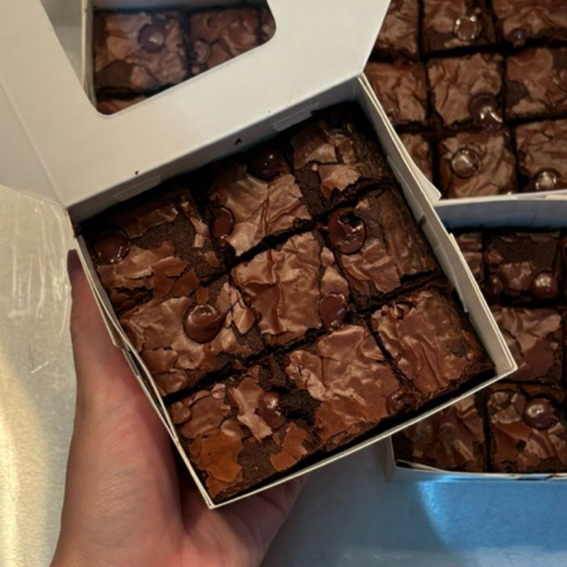 

FUDGY BROWNIES BOX
