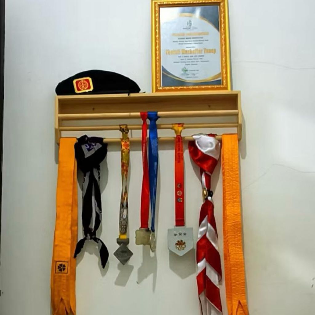 Rak gantungan medali rak piala rak trofi rak dinding serbaguna