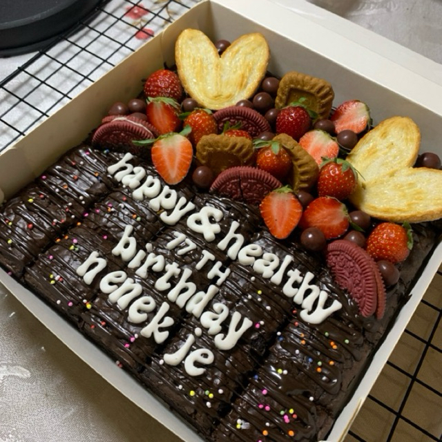 

Birthday Fudgy Brownies Sekat Large
