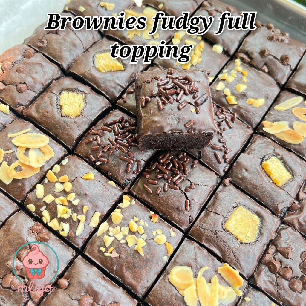 

Brownies fudgy crunchy diluar lembut di dalam nyoklat banget